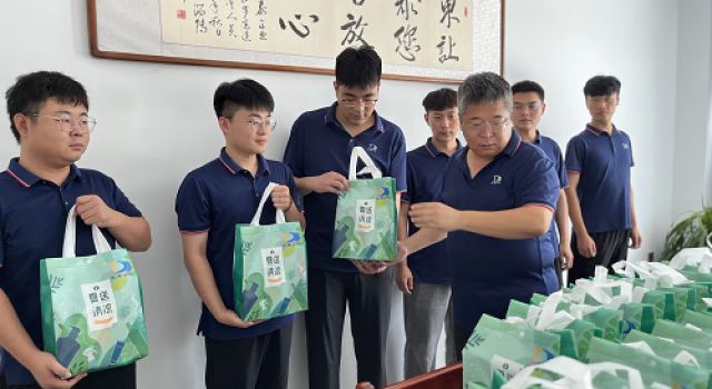 炎炎夏日送清涼，滴滴關(guān)愛(ài)入人心-安羅高速項(xiàng)目開(kāi)展“夏送清涼情系一線(xiàn)”活動(dòng)