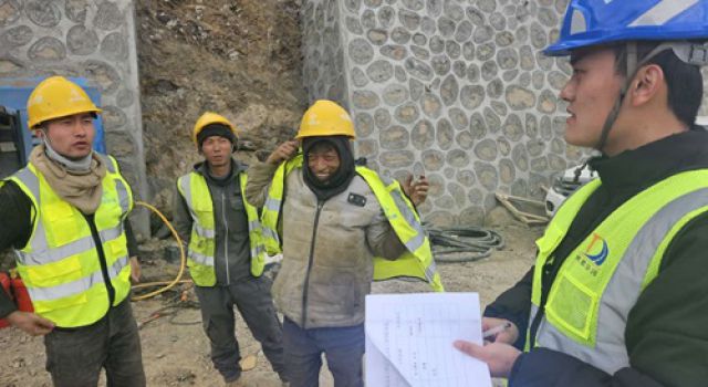 川藏公路G318線總監(jiān)辦做好民工管理保障民工權益